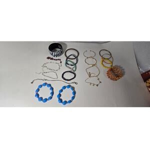 Nineteen various bracelets (2.2115)